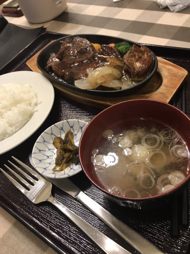グルメで腹ペコなママたちは、お目当てのステーキを食べられて大満足！