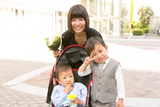 ニコニコ穏やかなママさんは、実は臨月！　第三子も男の子だそうで、ますます賑やかになりそうですね♪