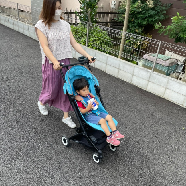 足元の幅よりも持ち手が広く見えます。でも、改札などは問題なく通れます