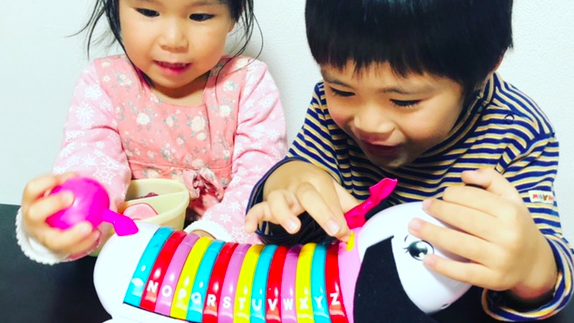 《我が家のアルファベットペット♡》動物や歌が好きなベビー&キッズたちに大人気♪ なが〜く愛されるアルファパップって？