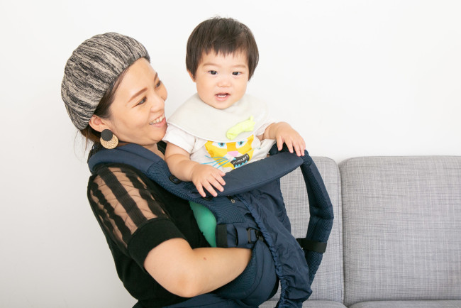 前抱っこに切り替えようとしたら、嬉しそうな表情に！