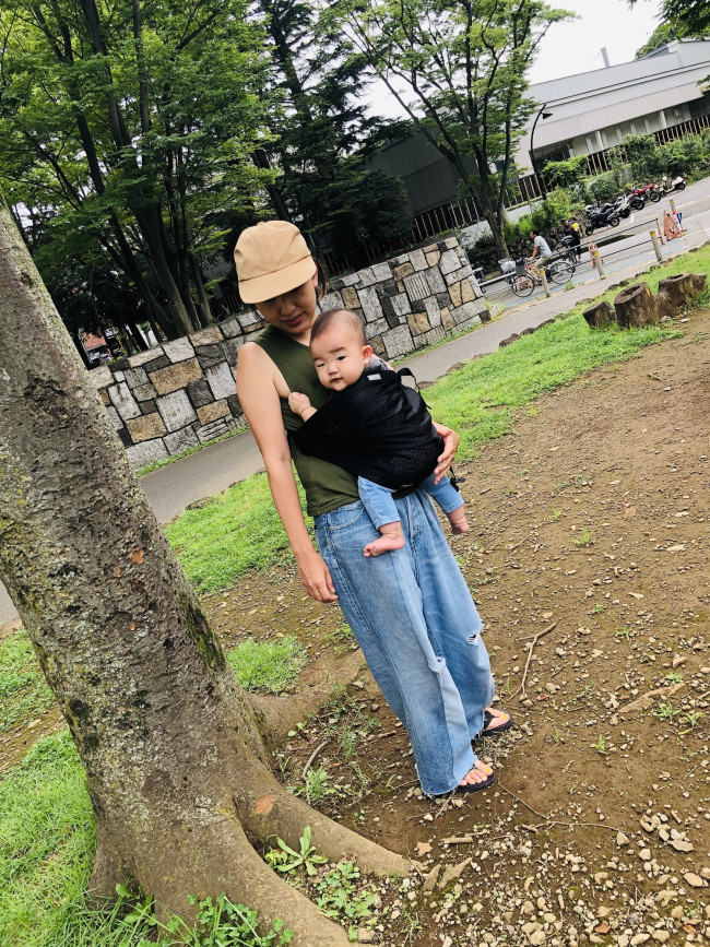 メッシュのミニモンキー。洋服のうえに常に装着しているので、さっと抱っこに大活躍です！