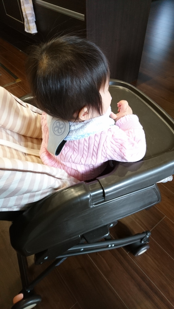 小さめタオルをかけて首の後ろで留めれば、スタイに変身！