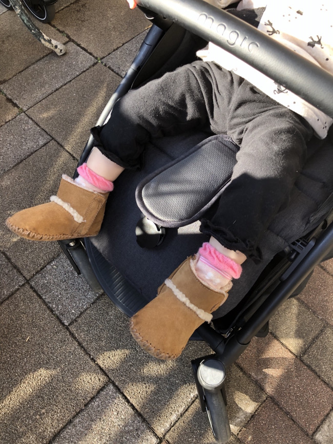 寝ているときはフラットに、成長したら下ろして足を伸ばせるフットレスト