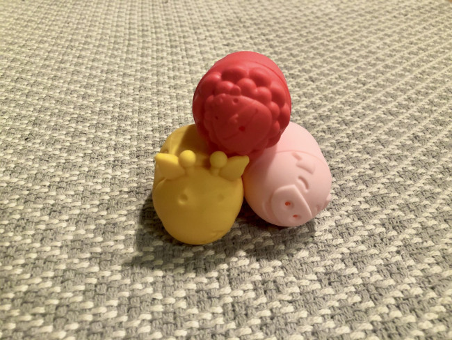 カラフルでかわいい、シリコン製の動物たち。顔には穴が空いていて、ピュ〜っと水が出ます
