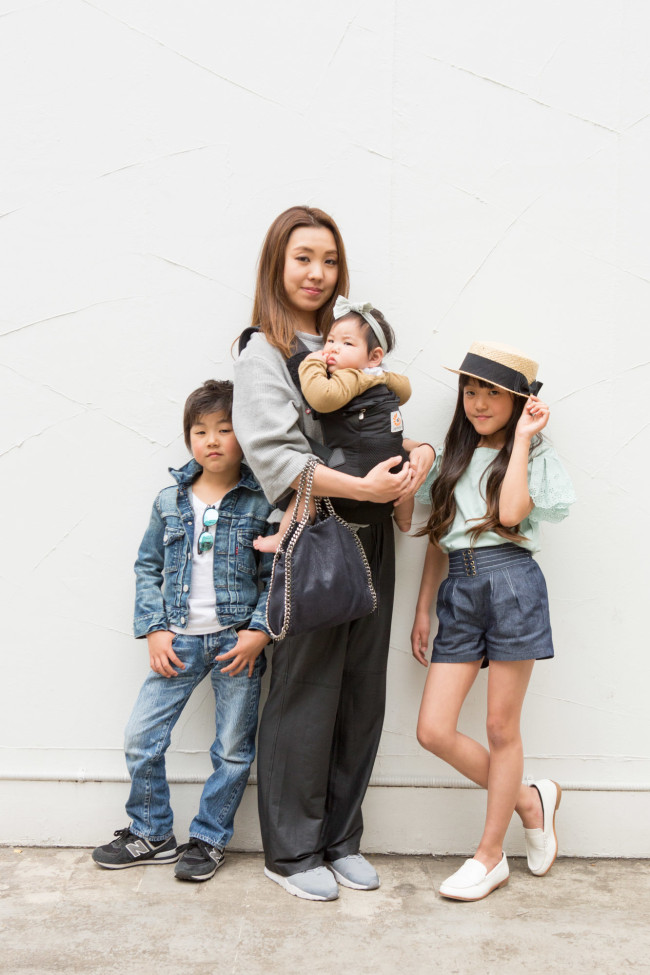 モデルちゃんのようなスタイルのお姉ちゃん&お兄ちゃんに、可愛いベビーの3兄弟。3人お子さんがいるとは思えないほどの若くてキレイなママ。お子さんと一緒にファッションを楽しんでいる様子が伝わってきました