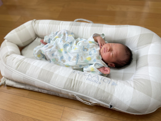 退院した日、用意していたドッカトットに長男を寝かせてみることに
