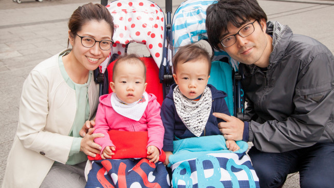 【family snap!】街中で目立つ、かわいいツインズのカラフルバギー♡