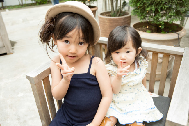 ファッションが大好きなおしゃまなお姉ちゃんに、まだまだベビーらしさも残る可愛い妹ちゃん。2姉妹、お買い物が楽しみですね♡