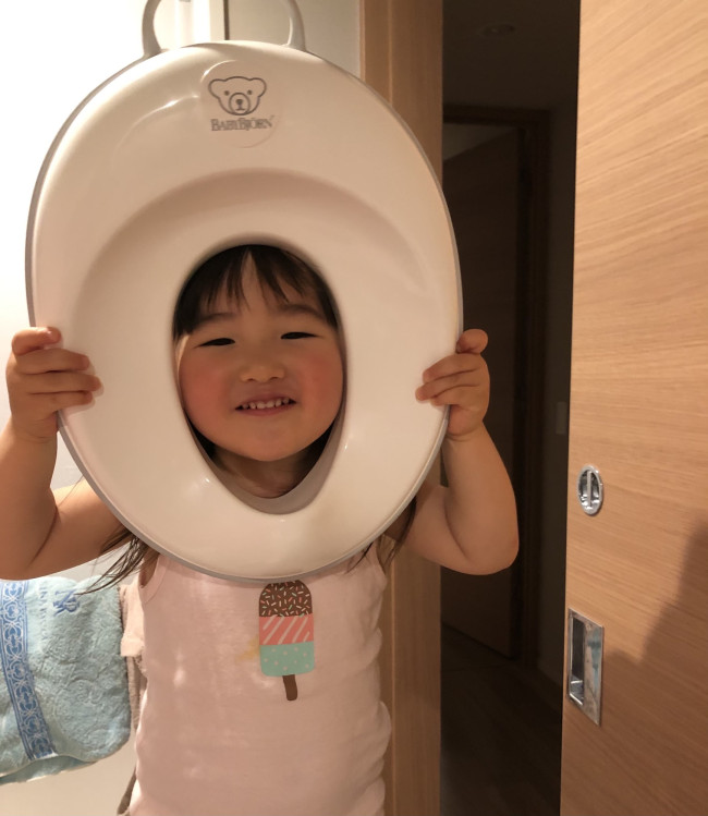 新しいアイテムとうのはうれしいもの。トイトレにやる気？の娘