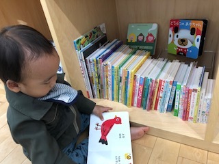 たくさんの絵本にも夢中！　室内で落ち着ける施設は、子連れにやさしいですね