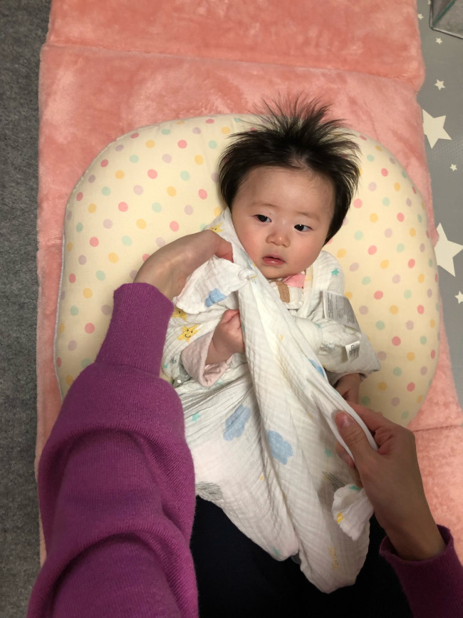 反対の対角線上の角もぐっと引っ張り、しっかり結びます