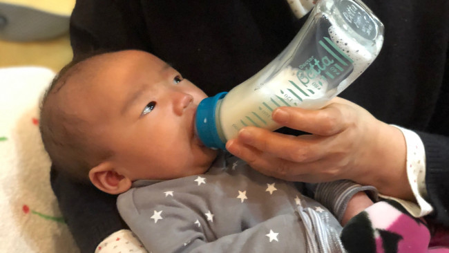 《はじめての哺乳瓶》正しい授乳姿勢でミルクを飲もう！ ドクターベッタを試してみました