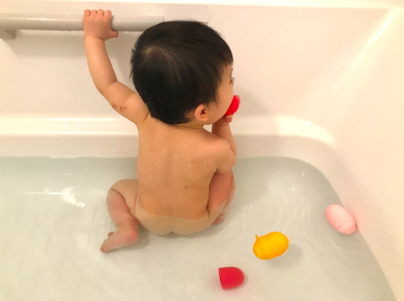 浴槽の淵に並べたり、湯船に沈めて浮かせてみたり、子どもの遊び方は無限！