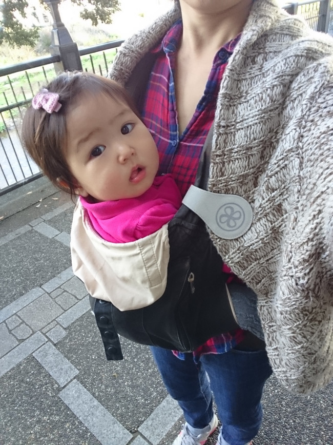 ママのアウターと抱っこひもを固定。いろいろなものをピタッとくっつけてくれます