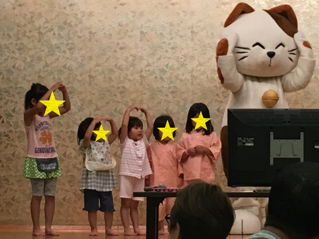 この日は宴会場で「こどもカラオケステージ」が開催。キャラクターと一緒にステージに立てて、ご満悦でした