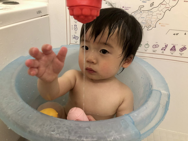 まだ自分で握って水鉄砲にはできないので、水を出してあげると大喜び