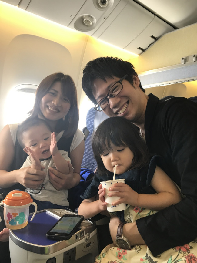 スミヨシさん親子。1歳のしゅうやくんと、2歳のなつみちゃん。年子の姉弟との飛行機は大変そうですが、みんなニコニコです