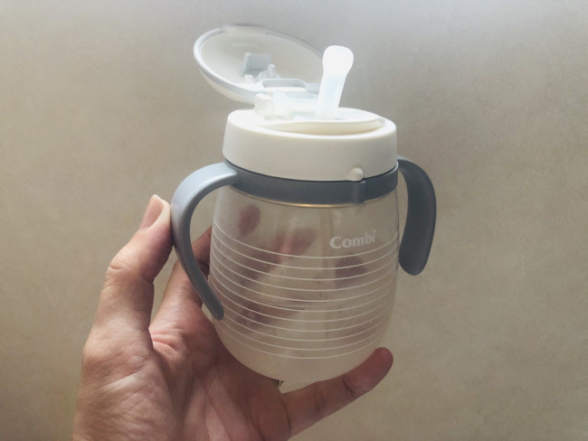 練習中のストローマグ。水分補給を上手にしてくれるようになると助かります
