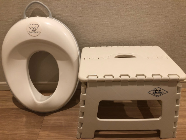 我が家が買ったのは、ベビービョルンの補助便座（トイレトレーニングシート）と、便器へのぼるためのステップ