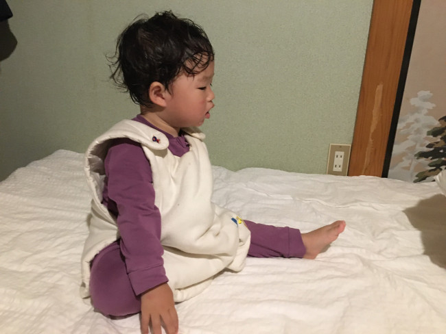はしゃぎ倒して眠くなってきたところすかさずスリーパーを着せます。はしゃぎすぎてすでに髪の毛がすごいことになっています