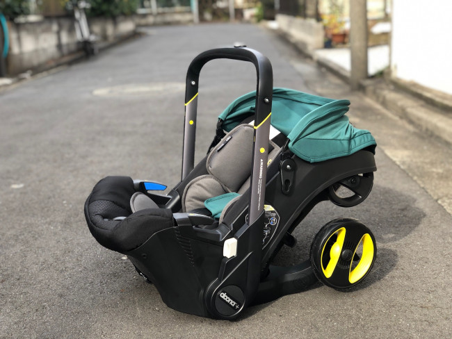 車輪を本体に収納すると、チャイルドシート型に！