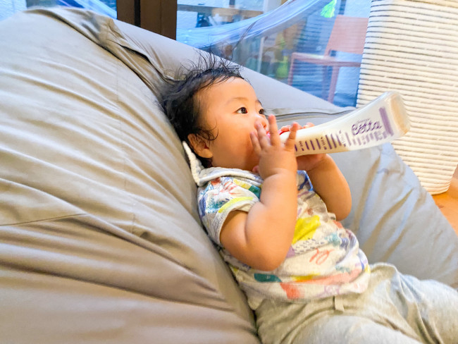 自分のペースで飲みたくなるのか、最近は自ら哺乳瓶を奪いとりごくごく飲んでいます