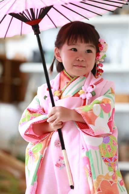 妹は可愛い傘を。合わせる小物によって、表情が変わります