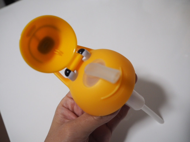 フタを開けると飲み口 ここをぐっと押すと簡単にはずれます