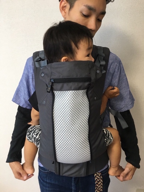 背面のチャックを下ろすと、3Dメッシュのパネルが！
