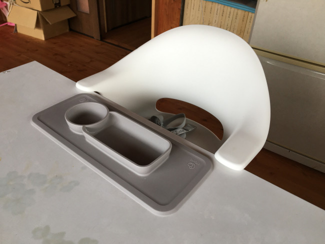 もちろん普通のテーブルにもぴったりとくっつきます