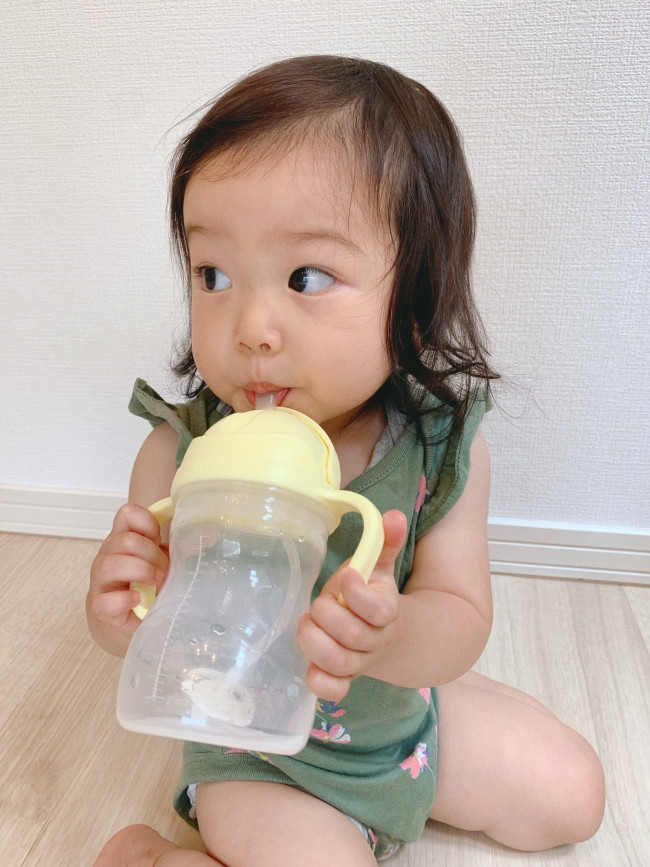 マグの中、ストローの先にはコロンとした重りがついています