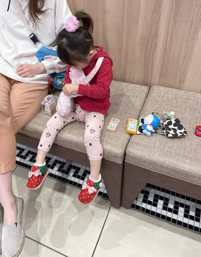 でも、それで外出先で遊んでくれるので、結果オーライ♪　入れたり出したり並べたりだけで楽しそう