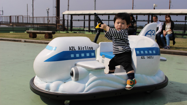 《子連れ飛行機旅へ行こう♪》耳抜き、オムツ、オモチャ…、子どもとの飛行機旅行で気になるアレコレ