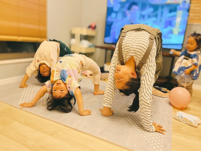 従姉兄たちが遊びにきたときにも、マットの上で体操タイム♪