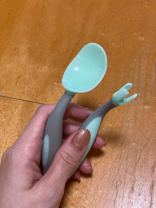 こちらがセットのスプーンとフォーク。どちらもよく見る普通のスプーンとフォークとは形がかなり違っています