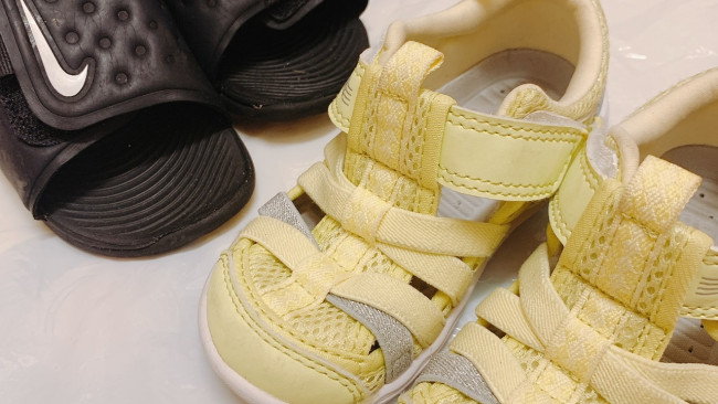 《夏のおでかけや水遊びに》どんな靴履いているの？ 子どもサンダルはこのタイプがおすすめ♪