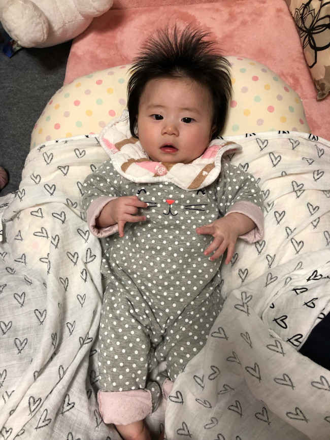 Image  最初はおひな巻きと同じ要領でおくるみを広げます