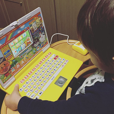 こちらは去年息子にプレゼントした、PC型の知育玩具！