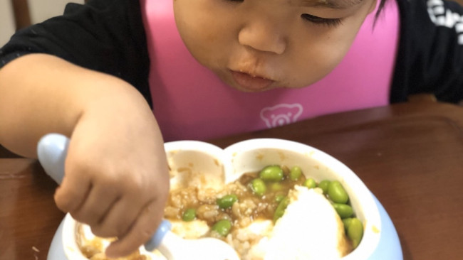《ベビービョルンは食器もすごいんです！》感動のデザインで、子どもの「自分で食べたい」をサポート&ママのお手入れも楽に♪