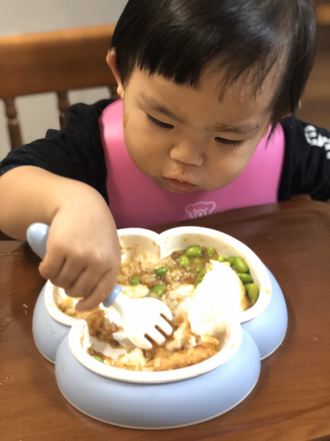 グググっとカトラリーで押すようにおかずをすくったり、おかずをくるくるとかきまわしたりしても、お皿はびくとも動きません！
