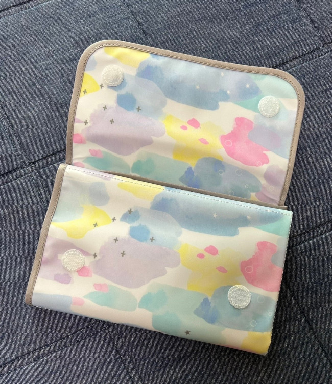 丸いテープがついているので、片手でもサッと広げられます
