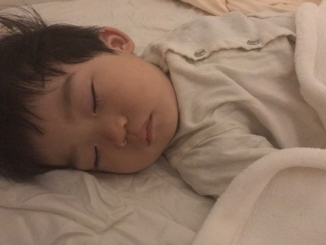 薄手の綿のカーディガンなら着心地も良さそう