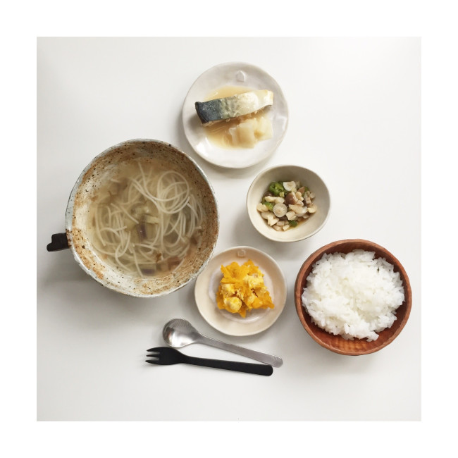 徐々に「大人と同じもの」が食べられる幸せも感じてきます。〈メニュー例〉サバの味噌煮・しめじとオクラのレモン醤油和え・かぼちゃ・にゅうめん（茄子ともずく入り）・白ごはん