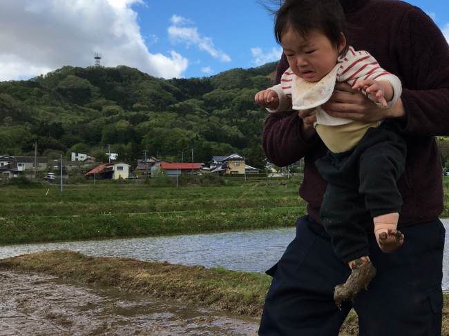 田植えデビューは、ギャン泣き！