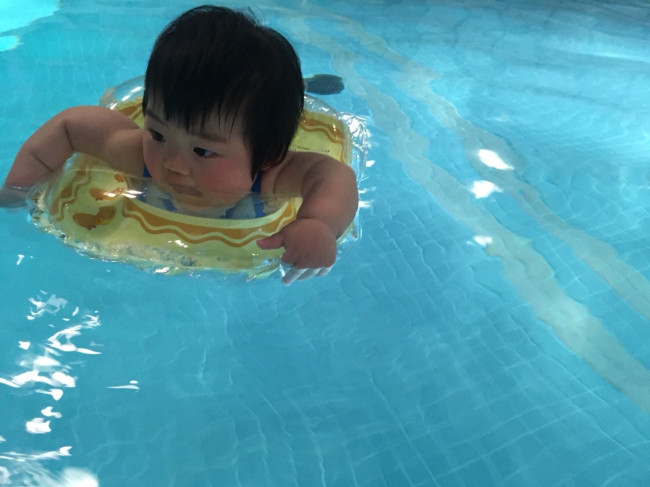 ママ友と行った初めてのプールでは、ボディリングでぷかぷか。普通の浮き輪よりも胴回りに安定感があり、ママも安心です
