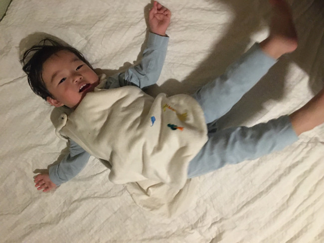 別の日の就寝時スタイル。スリーパーが小さくなってきたので、サイズアップしないとなぁと思っています