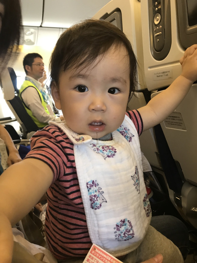 1歳のハヤトくん。コンビのメチャカルを愛用中ですが、現在セカンドバギーを探しているとか！