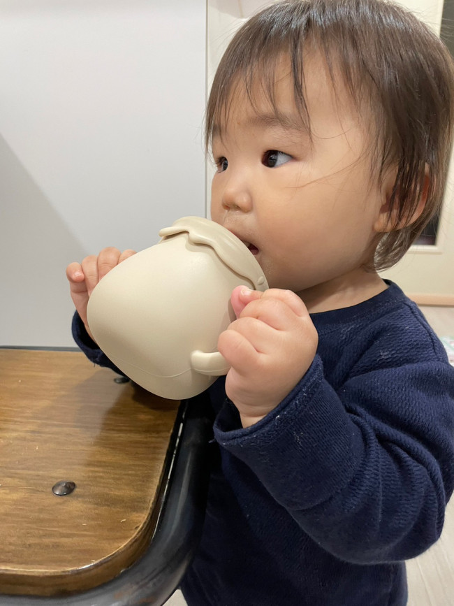 両手でしっかり握って、上手に飲めています。ストローもシリコン製で安心
