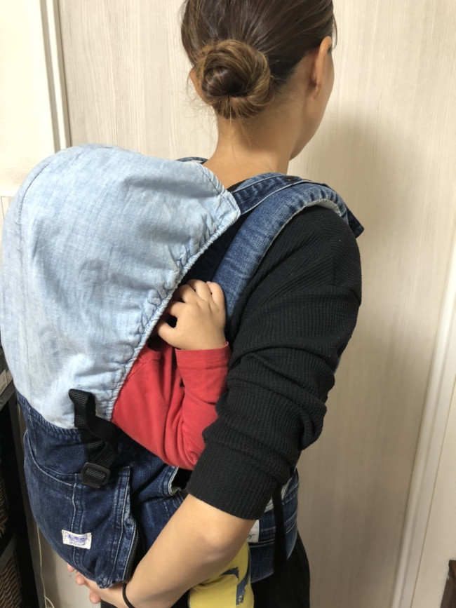 長男をおんぶして家事をこなし、次女のお相手を。年の近い姉弟育児ではおんぶ時間が長くなります